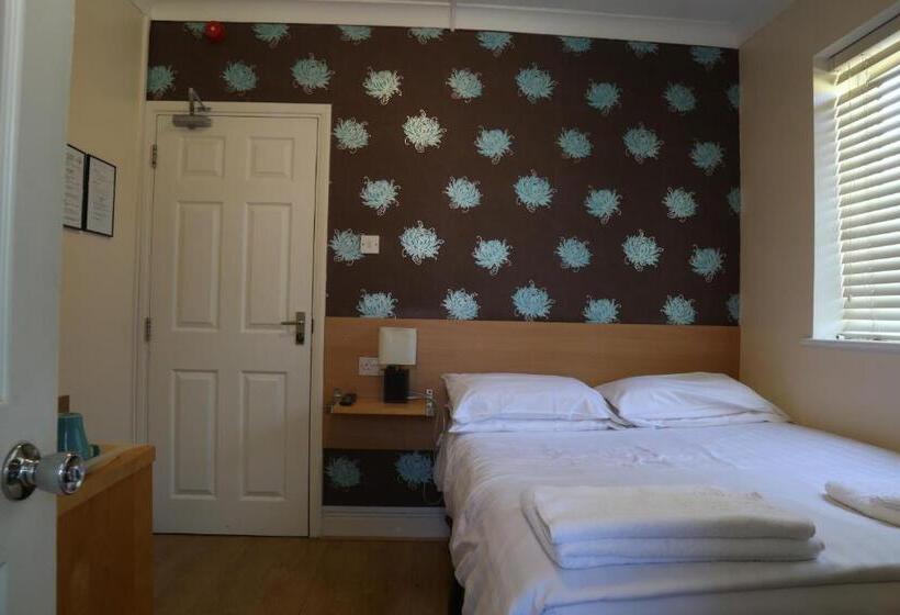 Пансион Debden Guest House