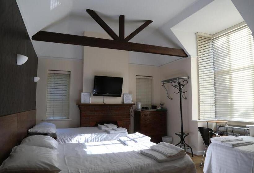Пансион Debden Guest House