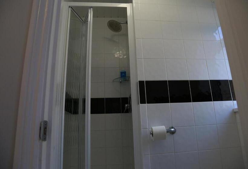 Пансион Debden Guest House