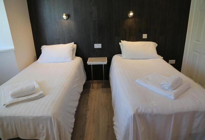 Пансион Debden Guest House