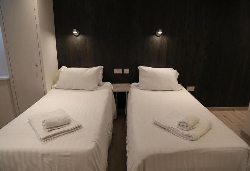 Пансион Debden Guest House