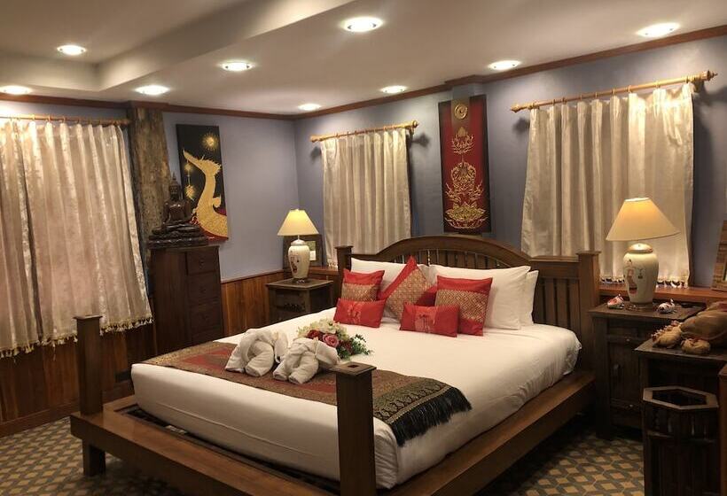 هتل On The Mekong Resort