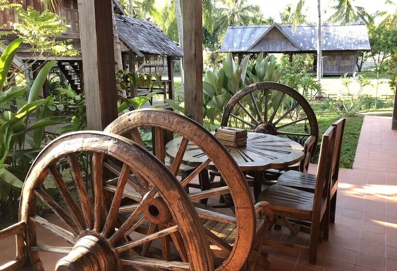 هتل On The Mekong Resort