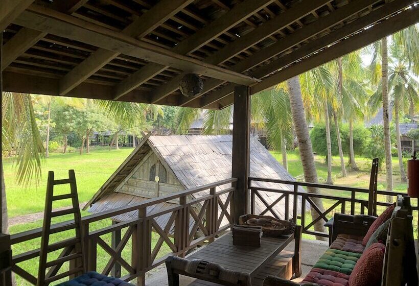 هتل On The Mekong Resort