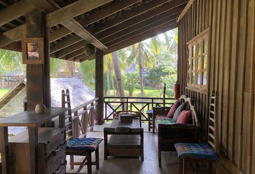 هتل On The Mekong Resort