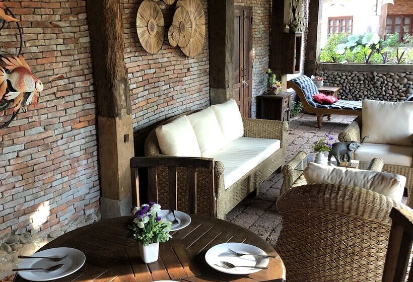 هتل On The Mekong Resort