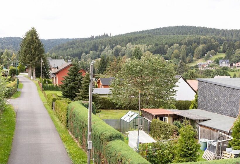 Cozy Apartment In Altenfeld With Garden