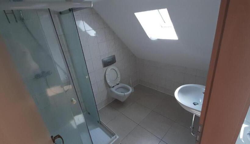 فندق فئة نجمة واحدة Biberach Riss Zimmer Frei, Einzel Zimmer Bad Küche