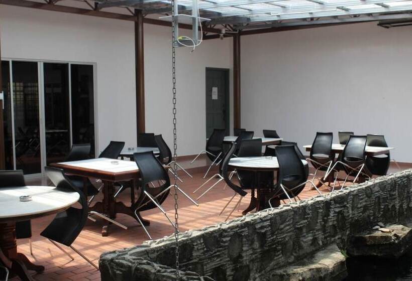 فندق Karak Orchard Resorts
