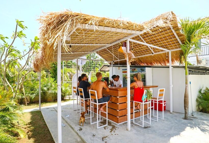 هتل Mondo Surf Village