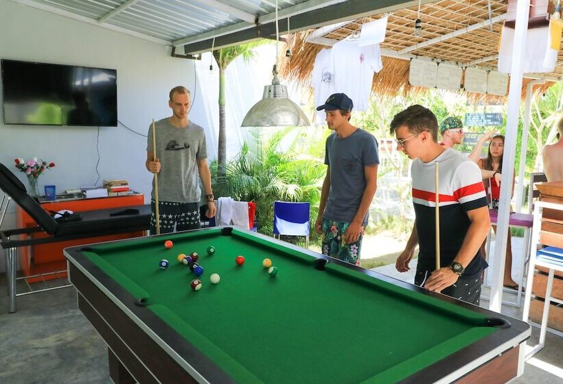هتل Mondo Surf Village