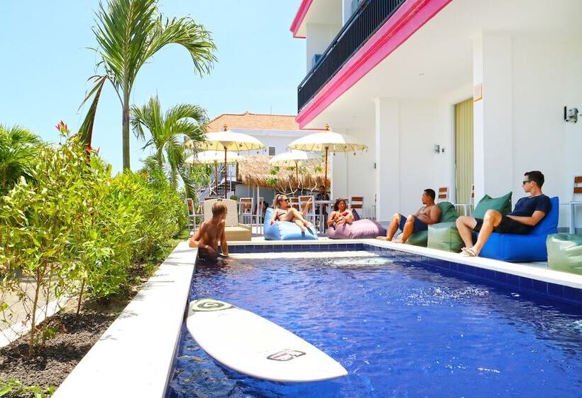 هتل Mondo Surf Village
