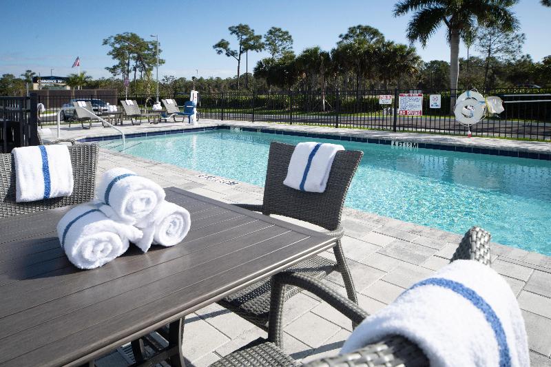 בית מלון כפרי Holiday Inn Express & Suites   Fort Myers Airport, An Ihg