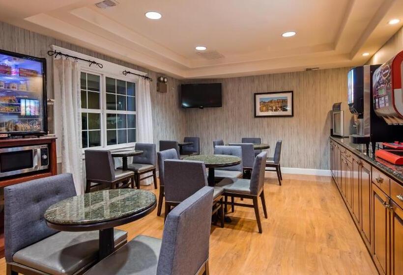Отель Best Western Cedar Inn & Suites