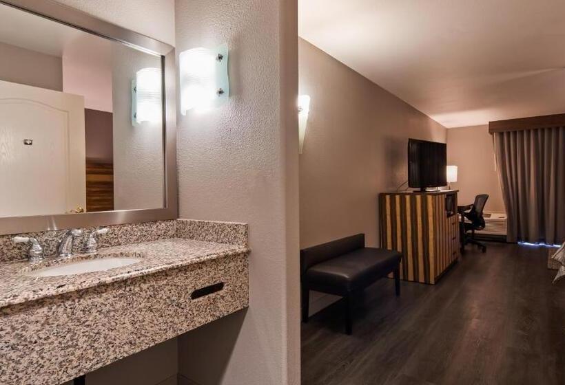 Отель Best Western Cedar Inn & Suites