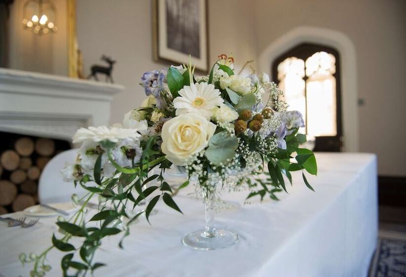 בית מלון כפרי De Vere Tortworth Court