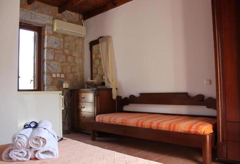 هتل Lalloudes Seaside Accommodation