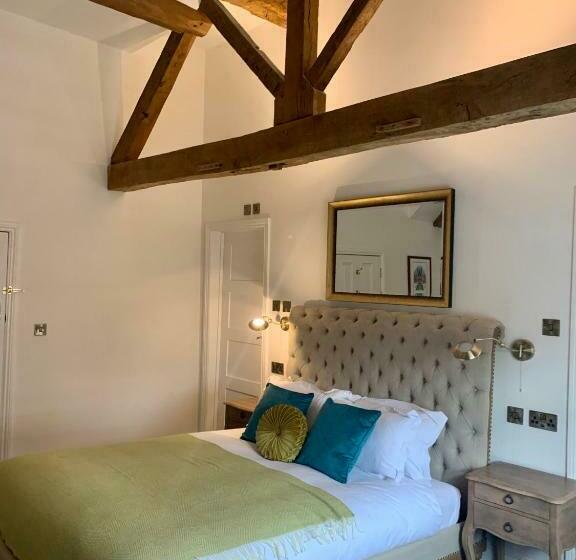 Upstairs At 33   Self Check In Boutique Accommodation In Worcester Centre