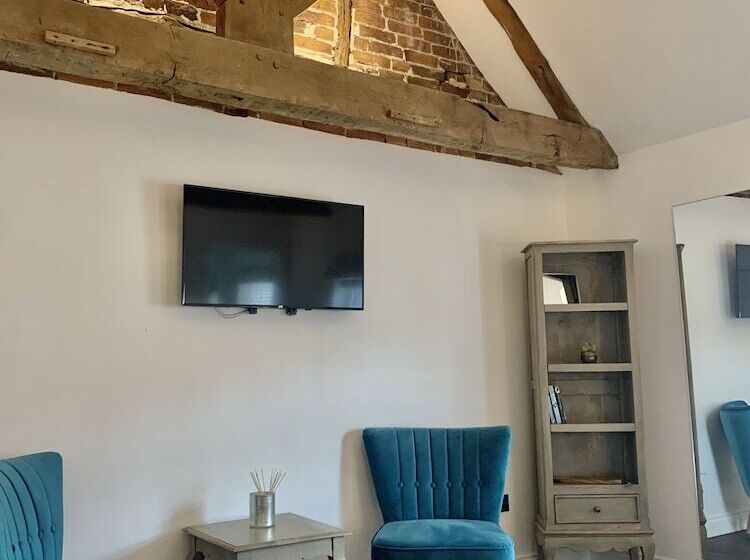 Upstairs At 33   Self Check In Boutique Accommodation In Worcester Centre