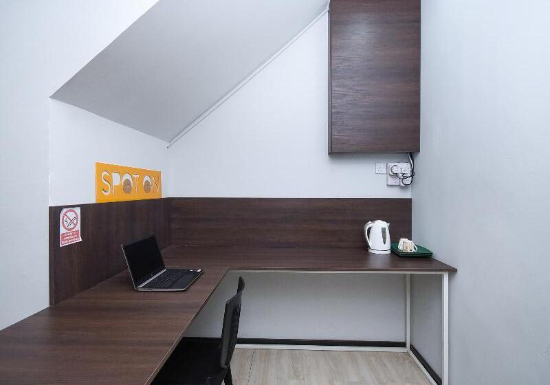 هتل Spot On 89838 Lm Residence