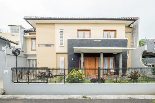 فندق Oyo Life 2529 Azalia Residence Syariah