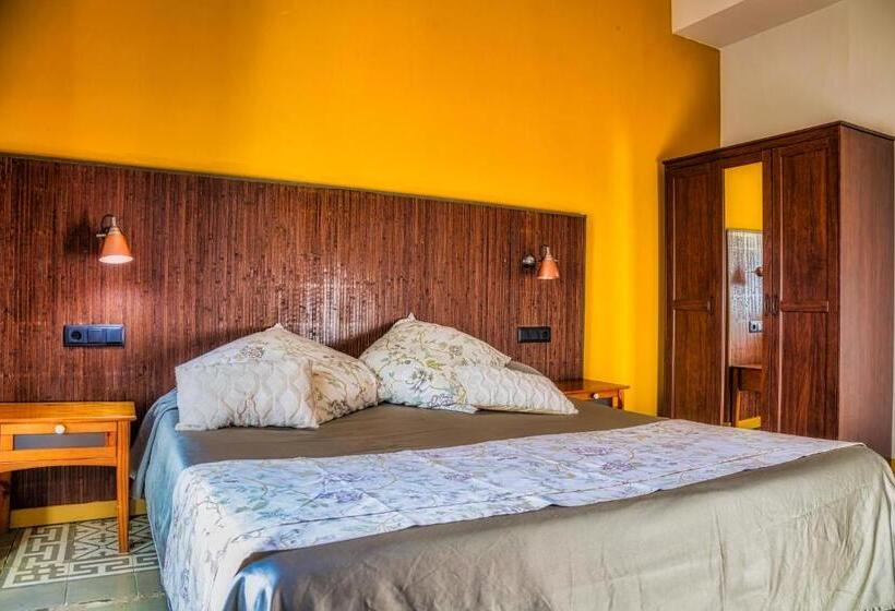 هتل Els Jardins De La Martana