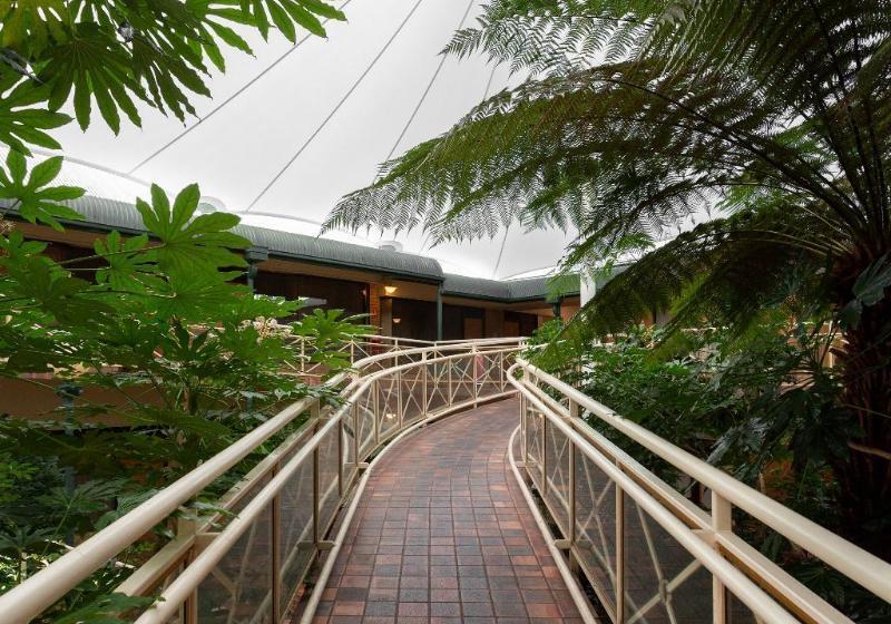 Mayfair Plaza Motel And Apartments