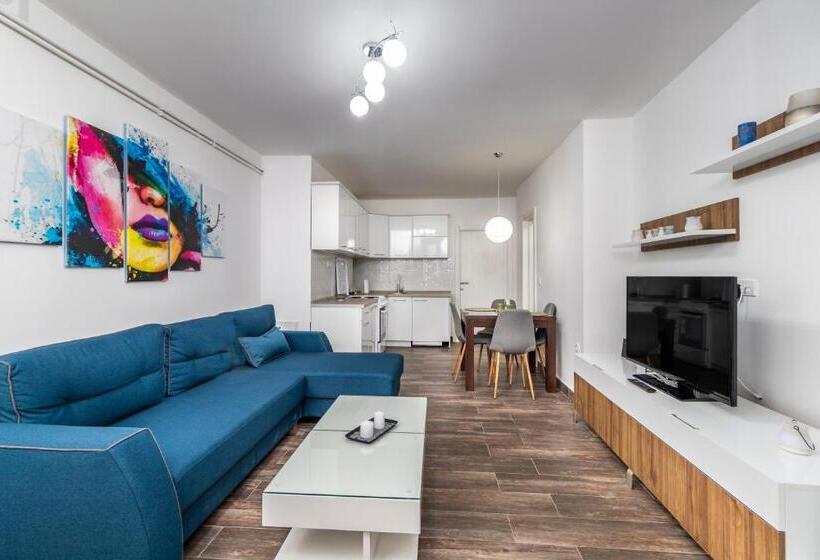 پانسیون House Of Surprise