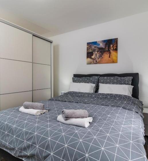 پانسیون House Of Surprise