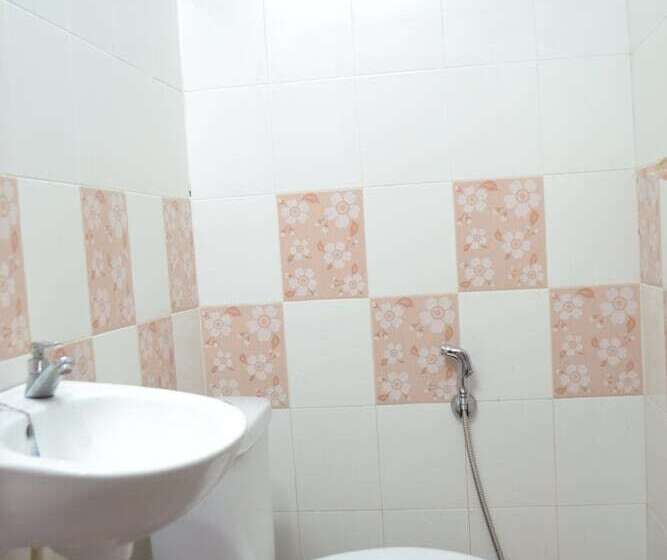 酒店 Spot On 89821 Batu Maung Sempoi Inn And Cafe