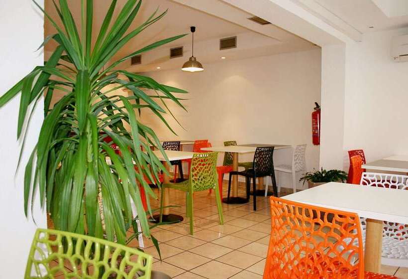 Отель Kyriad Direct Arles