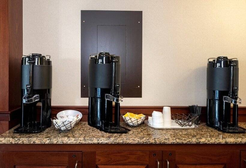 فندق Hometowne Studios By Red Roof Wilmington   New Castle