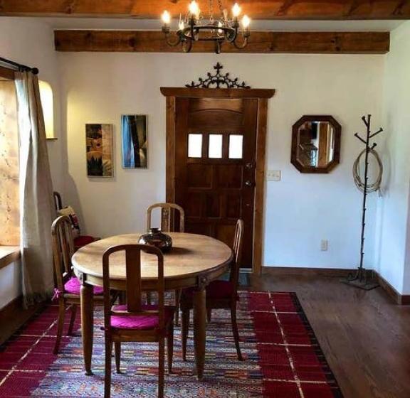 تختخواب و صبحانه El Viejo Adobe   Across From Sul Ross Campus