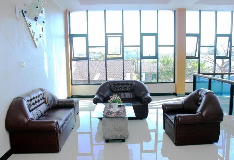 پانسیون Reddoorz Syariah At Hotel Grand Mentari