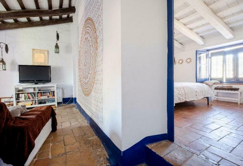 تختخواب و صبحانه Little Vine