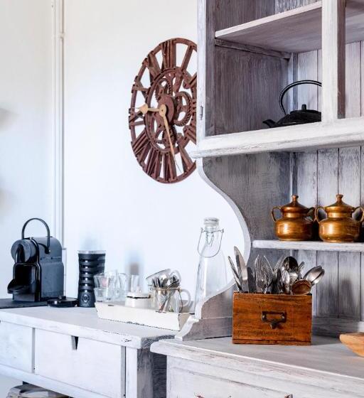 تختخواب و صبحانه Little Vine