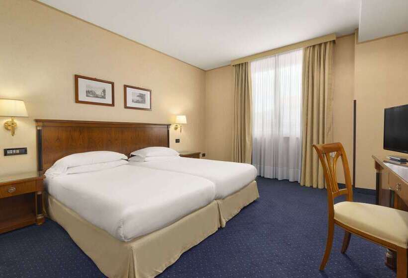 هتل Ramada By Wyndham Naples