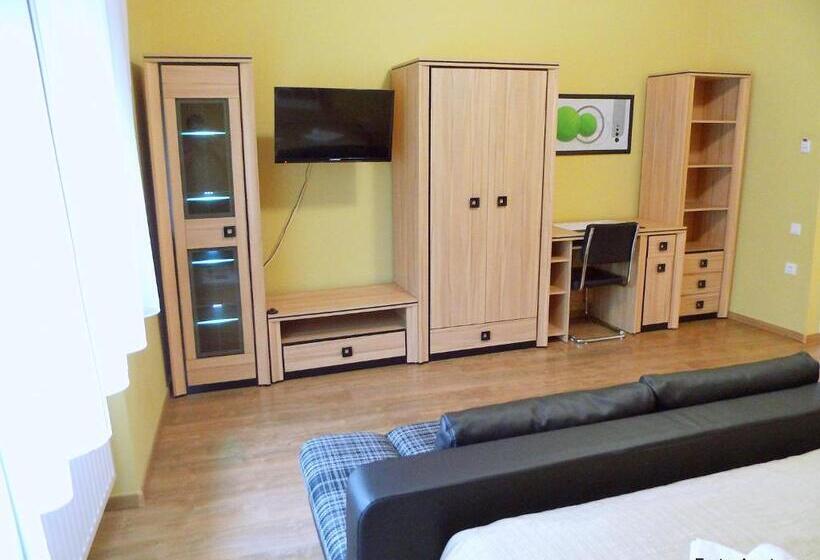 Пансион Eszter Apartman