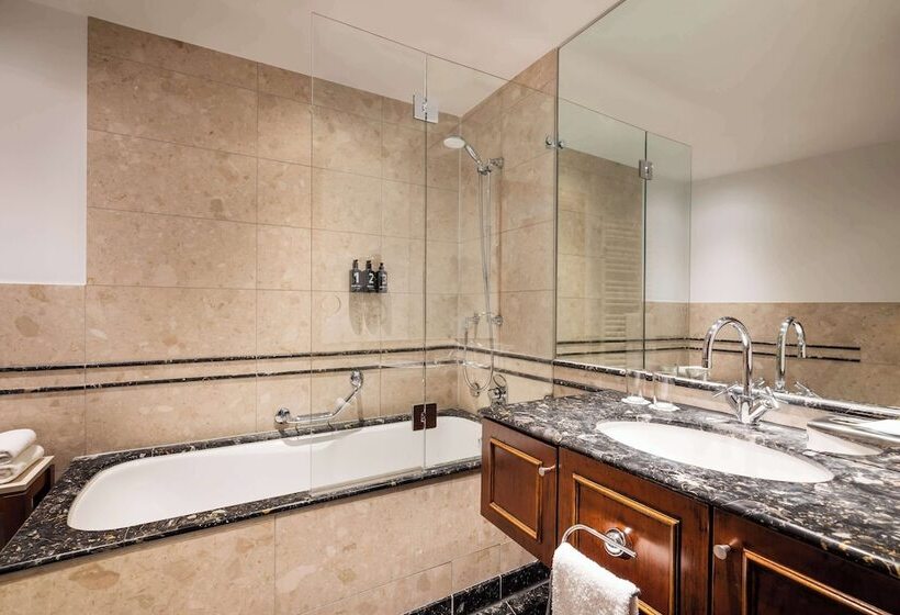 住所  Lindner Hotel Frankfurt Main Plaza, Part Of Jdv By Hyatt