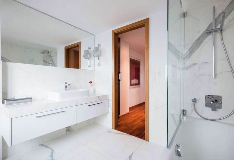 住所  Lindner Hotel Frankfurt Main Plaza, Part Of Jdv By Hyatt