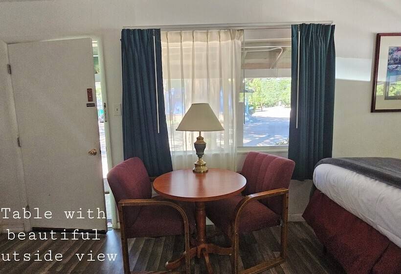 Cedar Lodge Motel