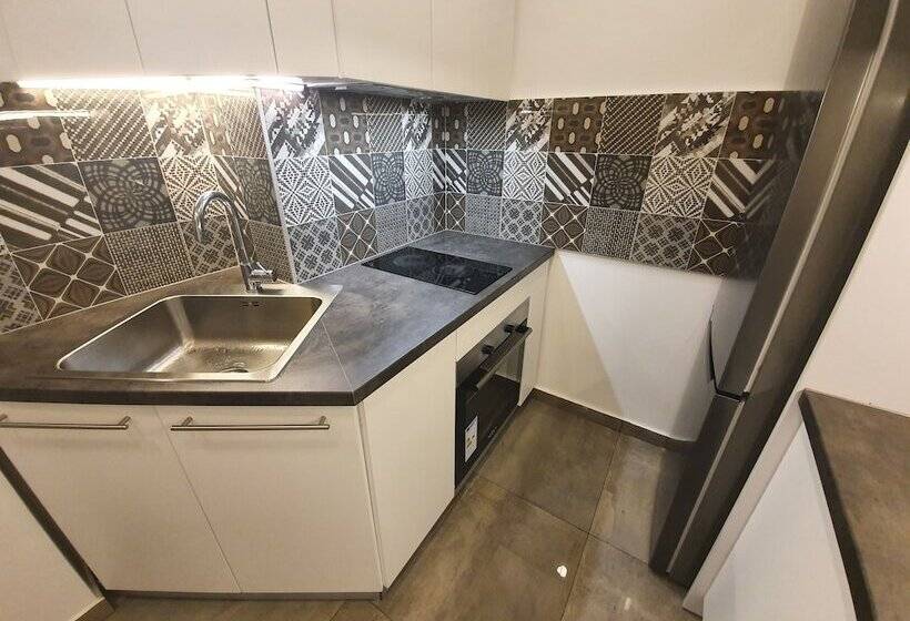 هتل Premium Crown Suites