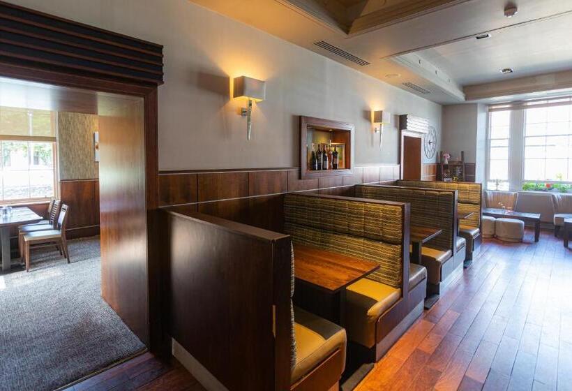 הוסטל Fletcher's Restaurant Bar & Rooms