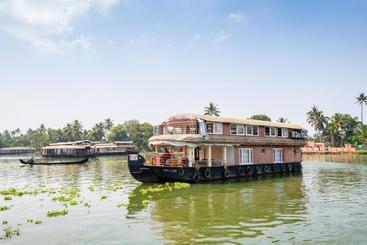 هتل Oyo 28075 Relax In Kerala 3 Bhk