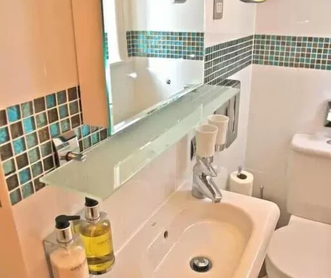 هتل Crompton Guest House