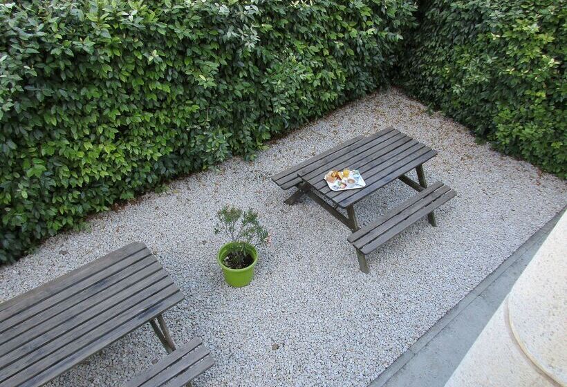 Отель Premiere Classe Avignon Le Pontet