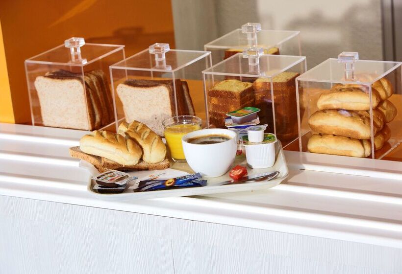 Отель Premiere Classe Coulommiers Mouroux