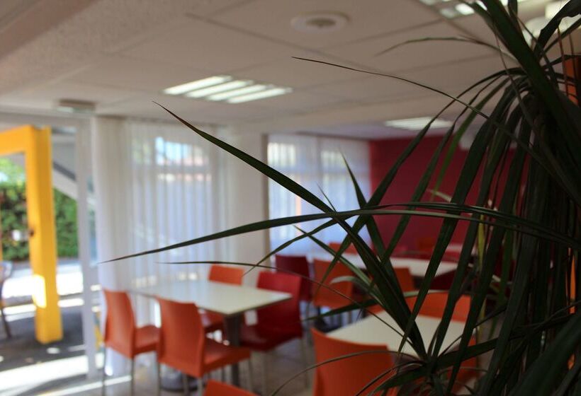 Отель Premiere Classe Orange