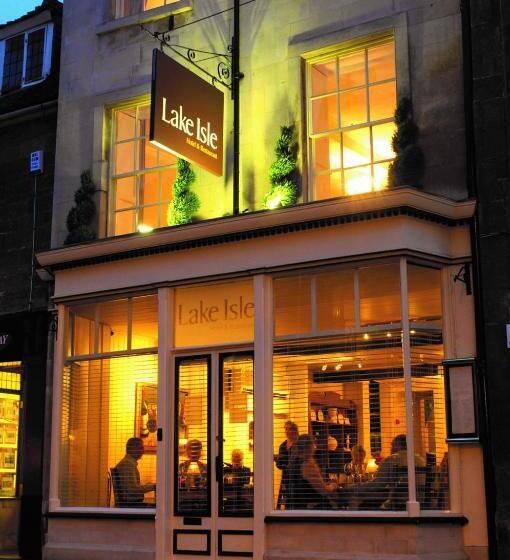 هتل The Lake Isle Restaurant With Rooms