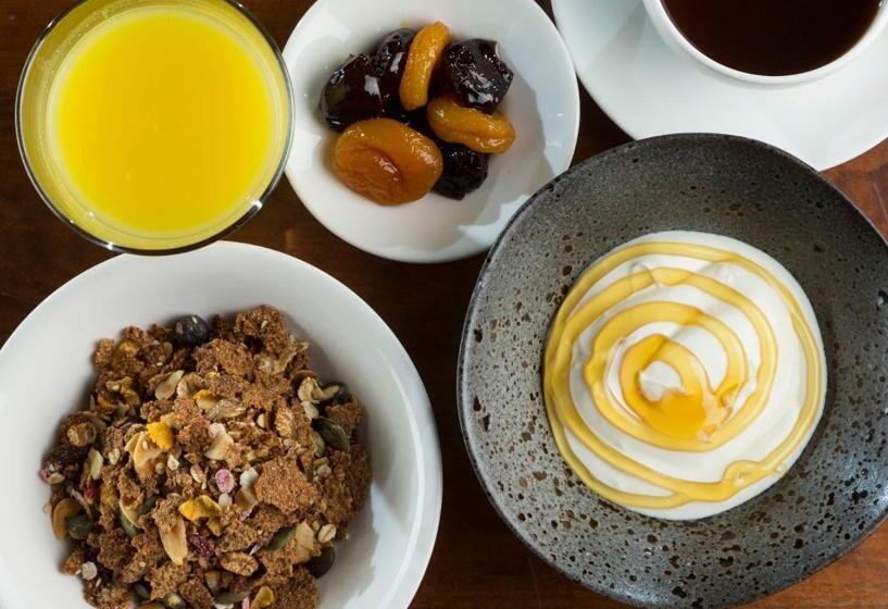 هتل The Lake Isle Restaurant With Rooms